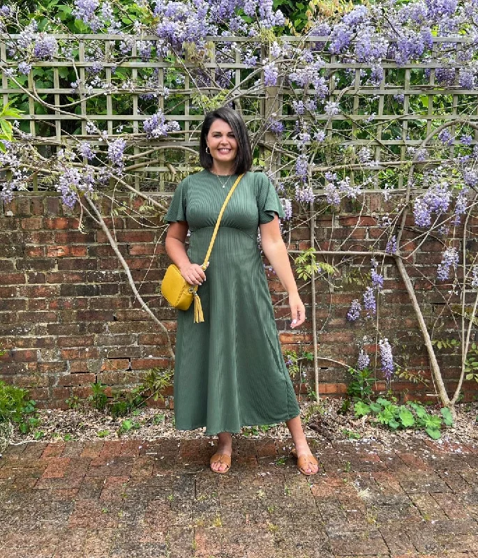 Midi dresses with pleated skirts for a timeless and elegant appeal Khaki Ribbed Midi Dress Midi dresses with pleated skirts for a timeless and elegant appeal Khaki Ribbed Midi Dress