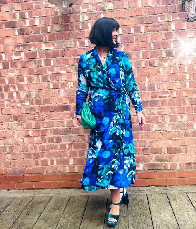 Midi dresses with embroidered accents for a unique and detailed design Vibrant Blue Wrap Midi Dress Midi dresses with embroidered accents for a unique and detailed design Vibrant Blue Wrap Midi Dress