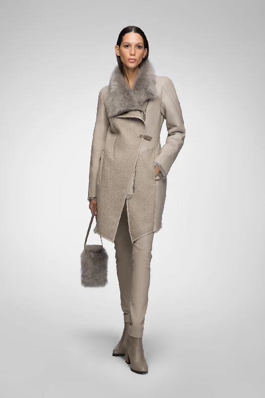 Checkered women's wool coats in a classic pattern for a timeless styleDione - Niobe Shearling Coat Checkered women's wool coats in a classic pattern for a timeless styleDione - Niobe Shearling Coat