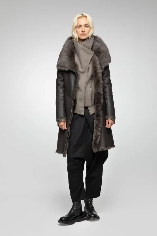 Long women's mac coats in a lightweight fabric for spring showersValerie - Brown Bitter Shearling Coat Long women's mac coats in a lightweight fabric for spring showersValerie - Brown Bitter Shearling Coat