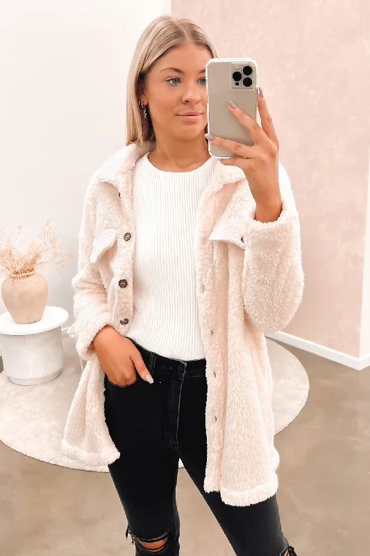 Women's quilted puffer jackets in a cropped silhouette for a modern twistApollo Cosy Shacket Cream Women's quilted puffer jackets in a cropped silhouette for a modern twistApollo Cosy Shacket Cream