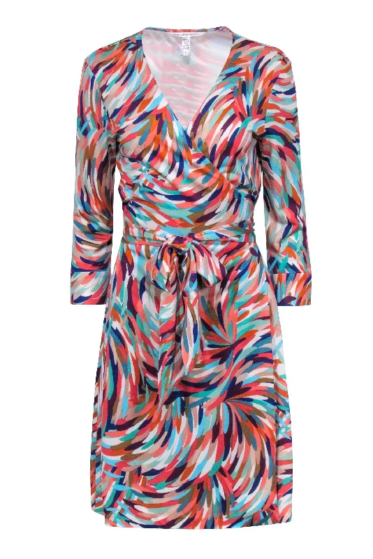 Pleated Women Dress with a Timeless and Elegant Texture Pleated Women Dress with a Timeless and Elegant Texture Diane von Furstenberg - Orange, Blue & Multicolor Feather Print Wrap Dress Sz 12 Pleated Women Dress with a Timeless and Elegant Texture Pleated Women Dress with a Timeless and Elegant Texture Diane von Furstenberg - Orange, Blue & Multicolor Feather Print Wrap Dress Sz 12