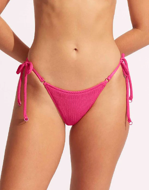 Striped bikini with a classic pattern for a timeless beach aestheticSea Dive Tie Side Rio Bikini Pant - Fuchsia Rose Striped bikini with a classic pattern for a timeless beach aestheticSea Dive Tie Side Rio Bikini Pant - Fuchsia Rose